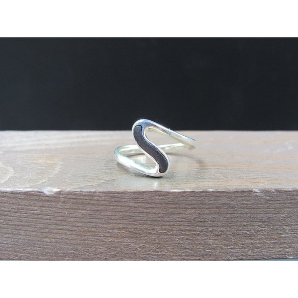 Size 6.25 Sterling Silver Wavy Black Stone Inlay Band Ring Vintage Statement - Picture 1 of 7
